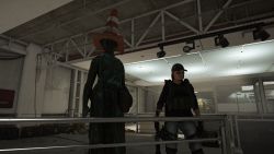 Ungewöhnlicher Hut für eine Bronzestatue Absperr-Kegel als Hut