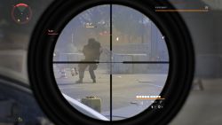 Blick durchs Zielfernrohr: Ein schwer gepanzerter Granatwerfer Granatwerfer in sicherer Entfernung