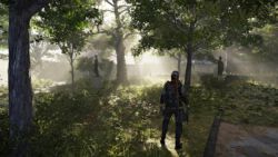 Was für ein idyllischer Park! Verwachsener Park mit Bronzestatuen im nebligen Licht