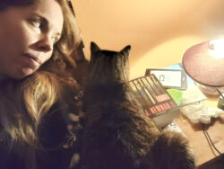 Lopi im Oktober 2024: Hier, direkt neben meinem Kopfkissen, hat er oft geschlafen